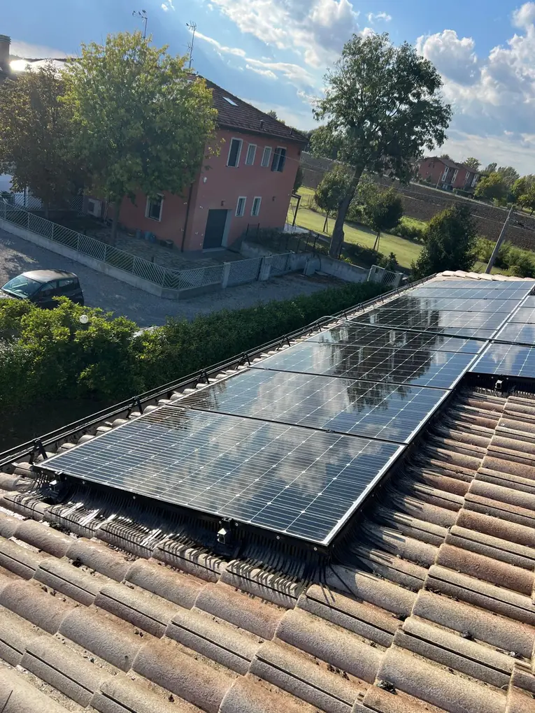 Barriera anti-volatili continua sotto una fila di pannelli fotovoltaici