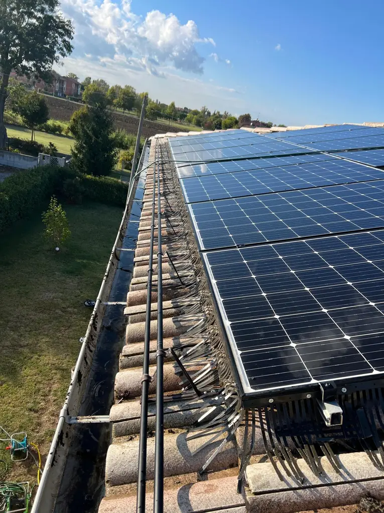 Barriera a pettine anti-piccioni sotto i pannelli fotovoltaici, lato grondaia