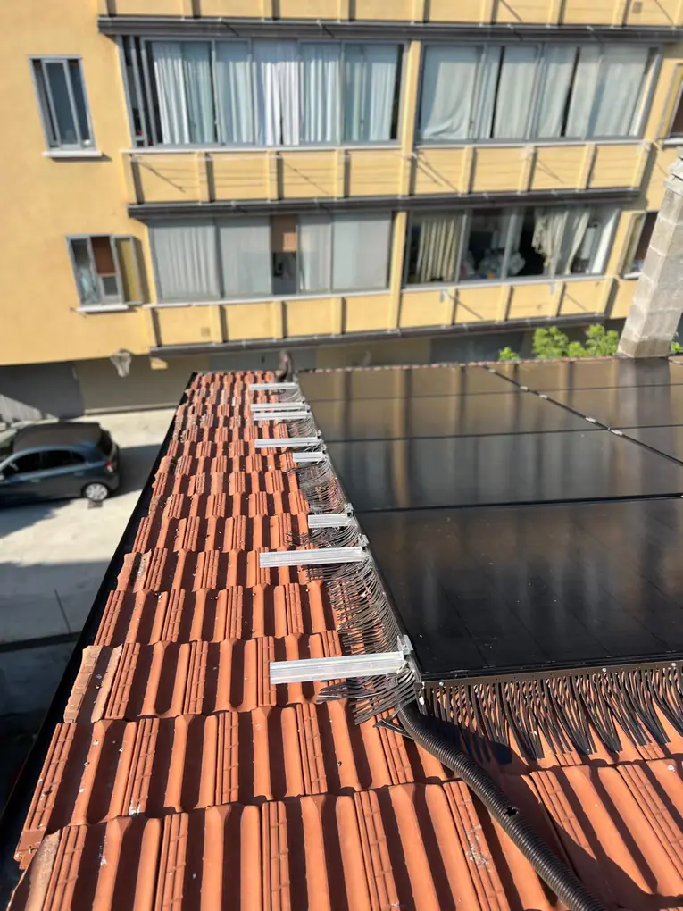 Barriera a pettine anti-piccioni fissata ai binari dell'impianto fotovoltaico
