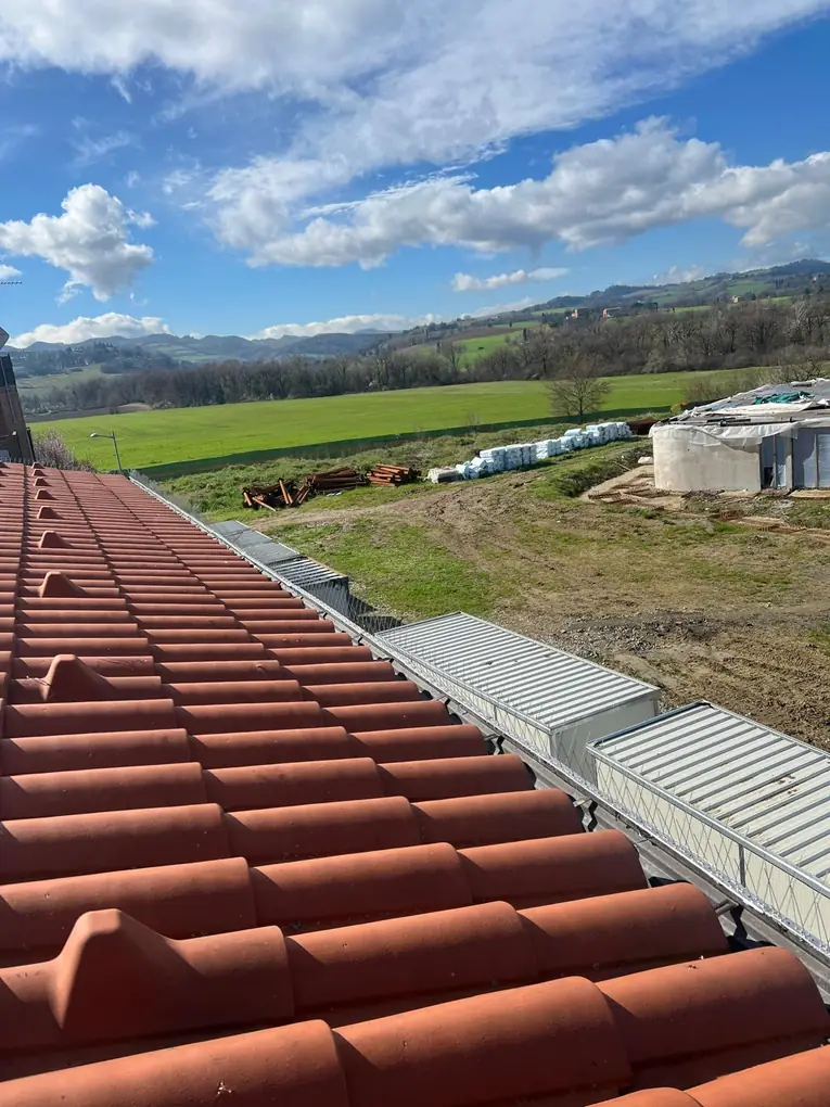Dissuasori ad aghi lungo la grondaia di una casa in campagna