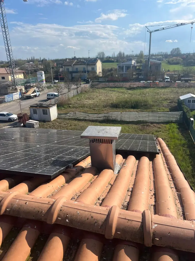 Guano di piccioni su coppi, comignolo e pannelli fotovoltaici
