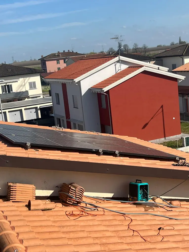 Impianto fotovoltaico prima del montaggio della rete anti-piccioni