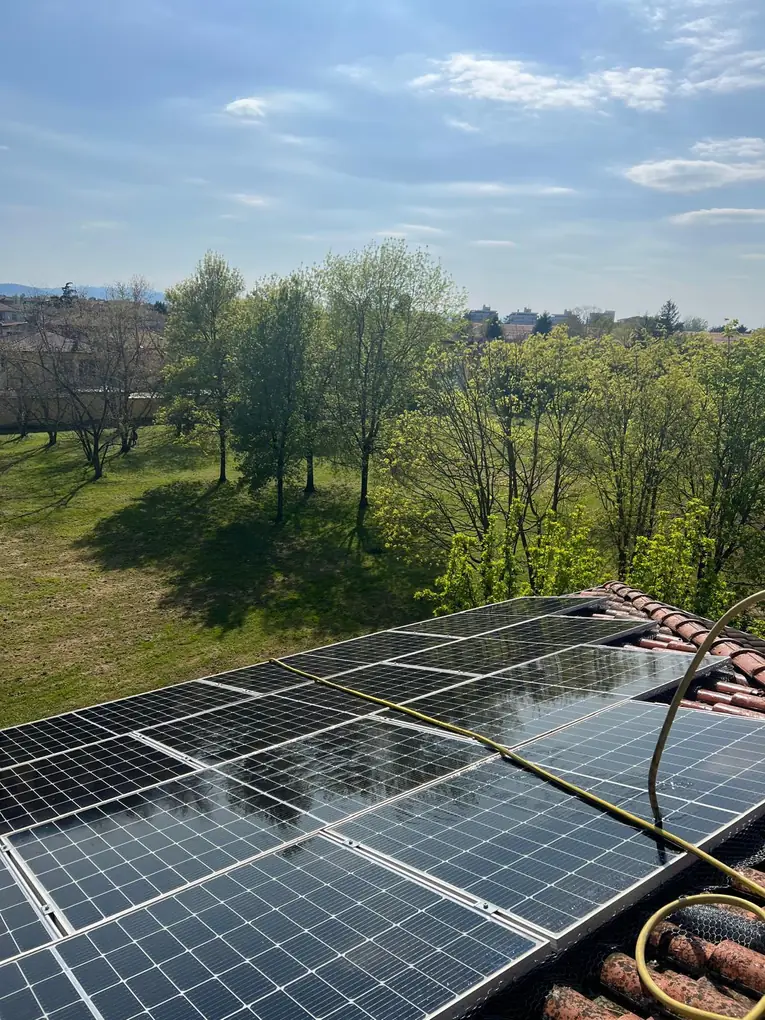 Pannelli fotovoltaici appena lavati con acqua demineralizzata