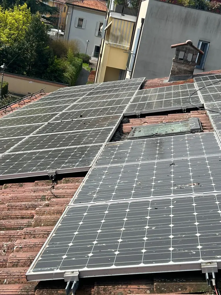 Pannelli fotovoltaici coperti di guano di piccioni prima dell'intervento