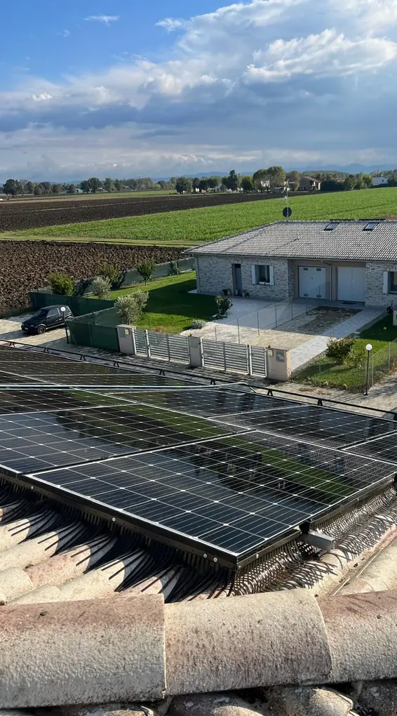 Pannelli fotovoltaici puliti e protetti con barriera anti-piccioni su tetto in coppi