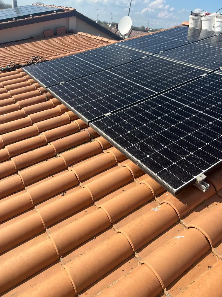 Pannelli fotovoltaici sporchi di guano, senza protezione anti-piccioni