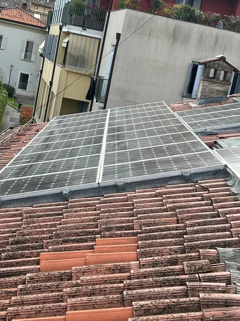 Pannelli fotovoltaici opachi prima della pulizia