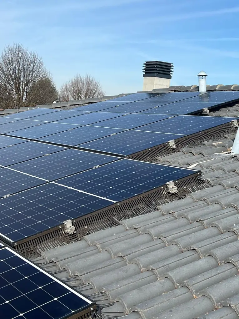 Dettaglio della barriera a pettine anti-piccioni fissata sotto i pannelli fotovoltaici