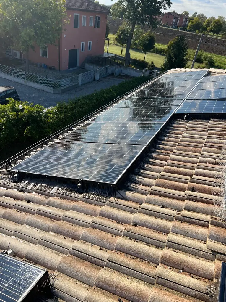 Impianto fotovoltaico protetto dai piccioni con barriera perimetrale su casa in pianura