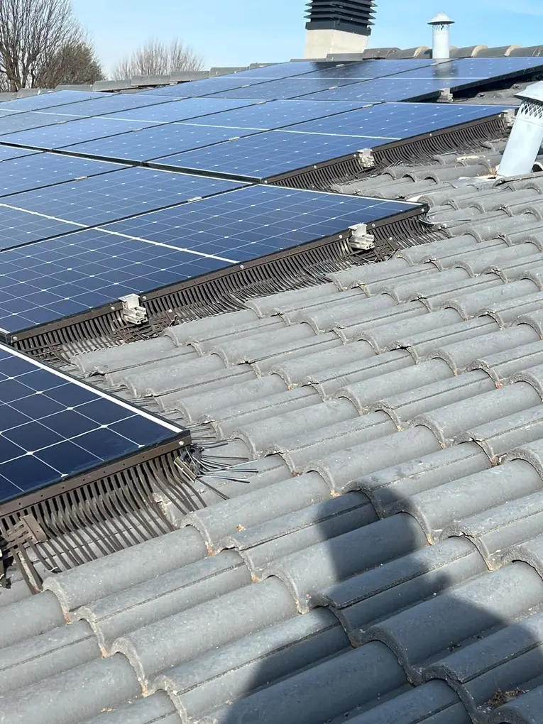 Protezione perimetrale anti-piccioni sotto i pannelli fotovoltaici su tetto in tegole