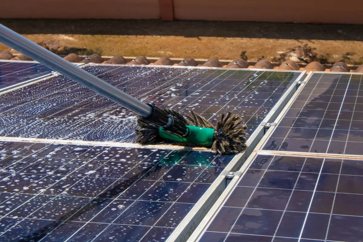 Pulizia dei pannelli fotovoltaici con spazzola morbida su asta telescopica