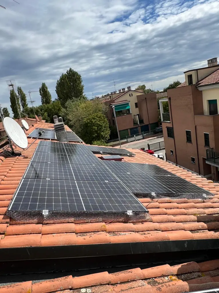 Impianto fotovoltaico su villetta protetto con rete anti-piccioni lungo il perimetro