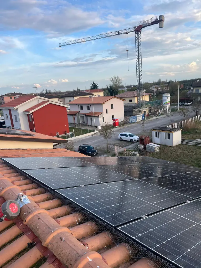 Impianto fotovoltaico con rete anti-piccioni appena montata