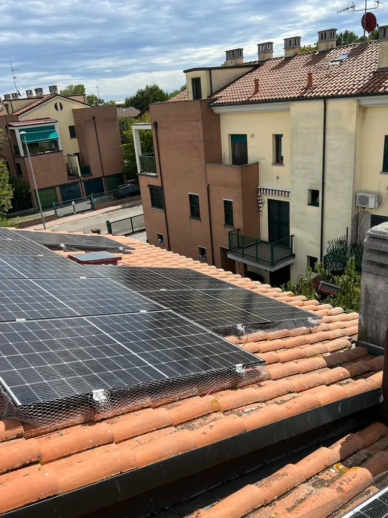 Rete anti-piccioni installata sotto un impianto fotovoltaico residenziale