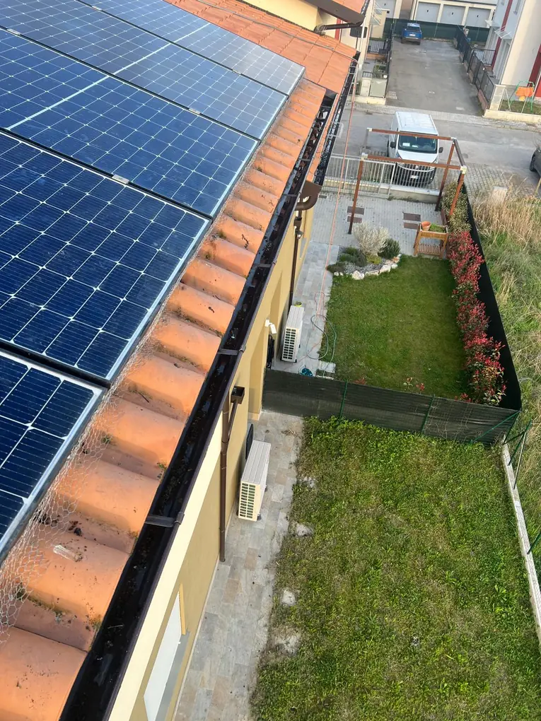 Rete anti-piccioni sul lato grondaia dei pannelli fotovoltaici