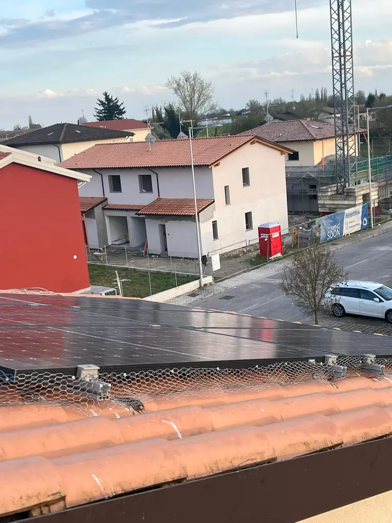 Rete metallica anti-piccioni fissata sotto i pannelli tra le staffe