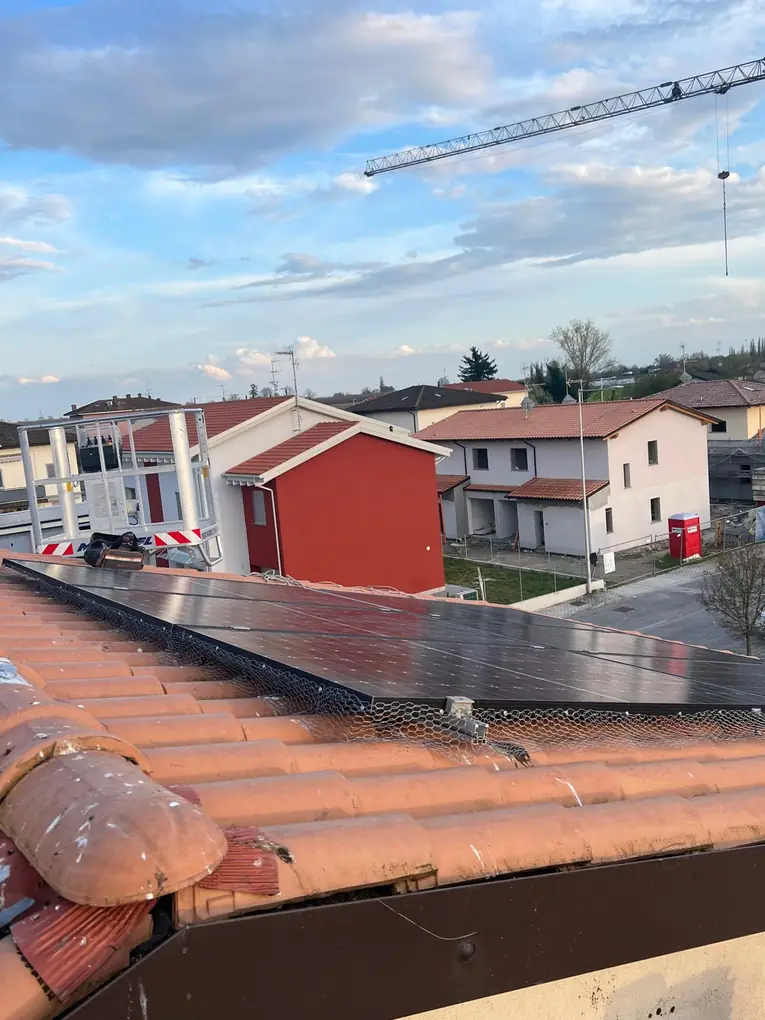 Rete perimetrale anti-piccioni sotto un impianto fotovoltaico in pianura